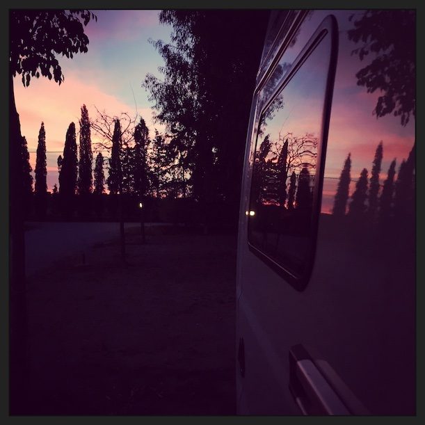 fullsizeoutput_27 Toskana Hund camping wandern Sonnenuntergang Riotorto Wohnmobil Van Campingbus