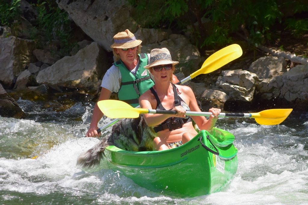 5C2AF518-9299-4470-85A2-BD3AEA1EE4F2-L0-001 Ardeche Hund Camping Kanu