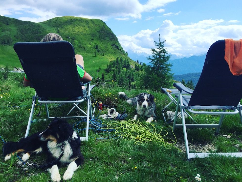 Passo_Giau Dolomiten Camping Hund Rennradfahrer Passstrasse Pässe Campingbus
