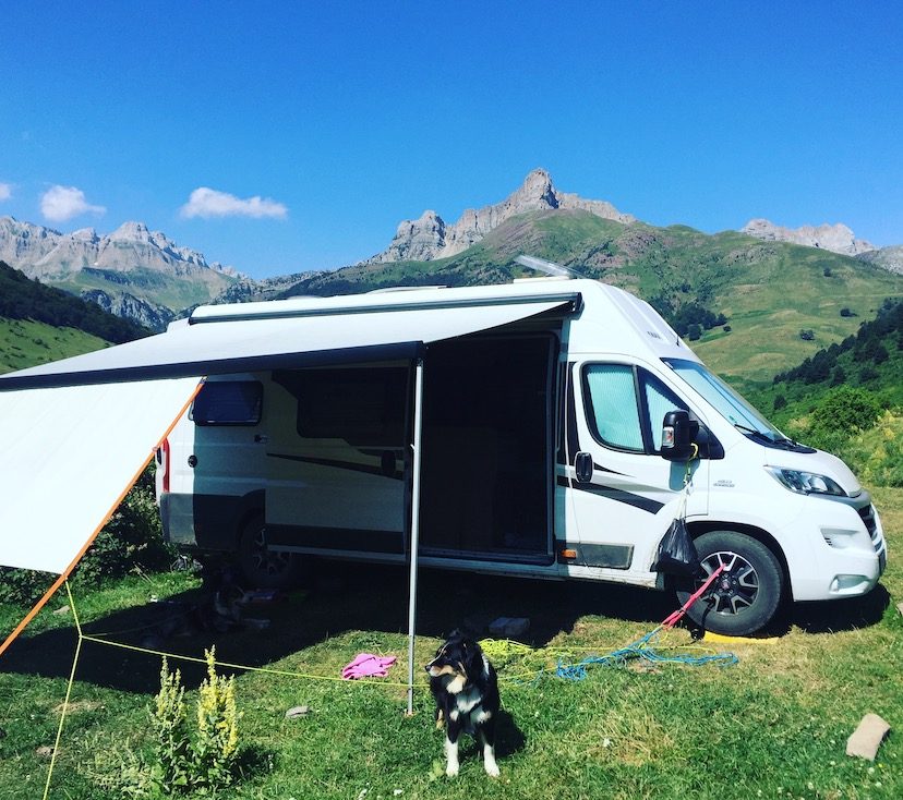 Hecho_tal Wildcamping Hecho Aragon Pyrenäen Hund Campingbus frei stehen