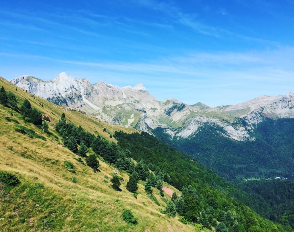 Hecho-Tal Castillo d'acher Hecho-Tal Hund Wanderung