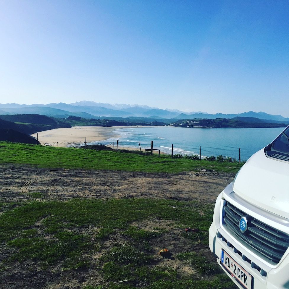 Mar Cantábrico Hunde Camping Nordspanien Asturien Kantabrien Mar Cantabrico Biskaya Wohnmobil