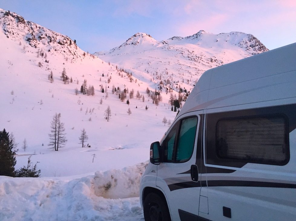 Kastenwagen Kastenwagen Camper Wintercamping Vandog Hund Alpen Schnee