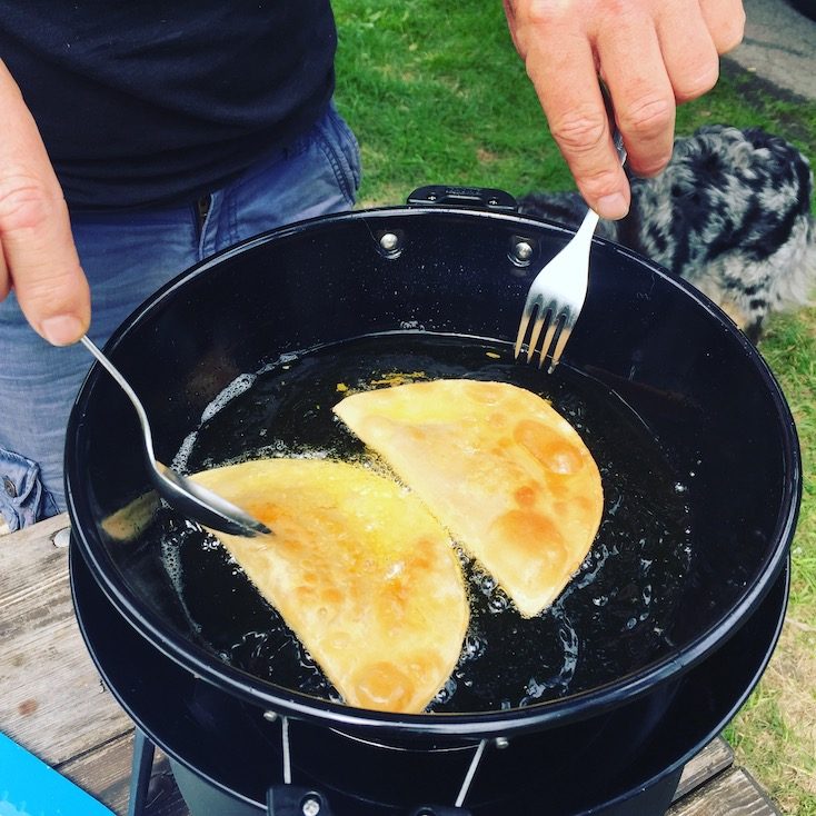 Cadac Safari Chef 2 Cadac Outdoorküche Ideen Rezepte Camping-Grill Zillertaler Krapfen frittieren