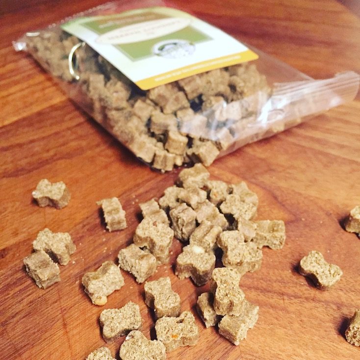 Bellfor Futter aus Insekten Bellfor Insektenprotein Hundefutter getreidefrei Leckerlis Landgut Happen Futtertest schwarze Soldatenfliege