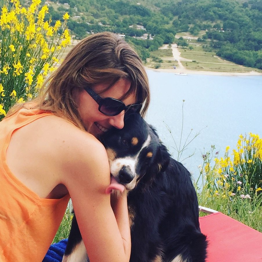 Camping mit Hund Camping mit Hund Hundeliebe Reisen mit hund Wohnmobil Kastenwagen Frankreich Lac du Sainte Croix Australian Shepherd
