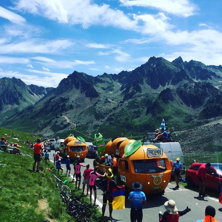 Tour de France Col du Tourmalet Pyrenäen Hund Wohnmobil la caravane