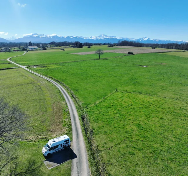 51 Wochen Vanlife liegen hinter uns. Und das Grande Finale beginnen wir mit Sonnenschein, Frühlingstemperaturen & Blick auf die frisch angezuckerten Hautes-Pyrénées…
.
Kaum zu glauben, dass ich Morgen in einer Woche schon wieder eifrig Knopferldrücken werde… ☢️ 
.
Dass ich bei diesem Gedanken fast ausschließlich Vorfreude empfinde, überrascht mich ehrlich gesagt selber. Aber ich hatte im vergangenen Jahr nun mal alles, was man dafür braucht: Distanz, Erholung & eine ordentliche Portion Abenteuer… 🤘🏻🚐 🐶 🏍️ ⛰️ 🏖️ 
.
Oder wie man in Tirol so schön zu sagen pflegt: Alles richtig gemacht! 😁💪🏻
.
#sabbatical #sabbaticallife #langzeitreise #reiseliebe #frankreich #frankreichliebe #pyrenees #pyrénées #hautespyrénées #reisenmachtglücklich #kastenwagen #kastenwagenliebe #kastenwagenreisen #lebenimvan #knausboxstar #vorfreude #frühling #reisenmithund #allesrichtiggemacht