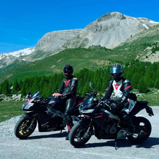 Col de Vars - die Zweite ✌🏻 🏔️🏍️
.
Und ja, Übung macht tatsächlich den Meister. Viele viele Kilometer, Kurven & kritische Analyse liegen seit meiner allerersten Motorradtour hinter mir. Die Plackerei, die Ängste, das Schneckentempo von damals ist heute nicht mehr als eine Erinnerung, über die ich schmunzeln kann…
.
Ich hab noch einen langen Weg vor mir, aber immerhin darf die kleine Rakete inzwischen hin & wieder eine echte Rakete sein 🚀🚀🚀
.
#coldevars #routedesgrandesalpes #westalpen #alpen #alpenliebe #alwaystakethescenicroute #frankreich #passstrasse #passstraßenfun #moto #motogirl #ride #motardlovers #aprilia #apriliarsv4 #apriliatuono #apriliaracing #bearacer #bearaceraprilia #dainese #neueshobby #kurven #kurvenmädchen #lovemybike #couplegoals❤️ #lieblingsmensch #zieleerreichen #rakete