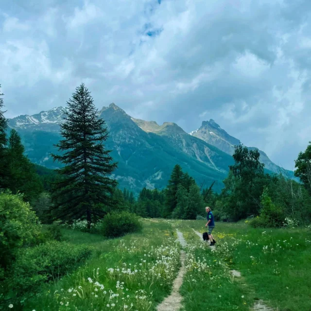 Die erste Reise nach der großen Reise…
.
Und tatsächlich fühlt es sich so an, als hörte die große Reise nie mehr auf 🤩
.
#reisenmachtglücklich❤️ #reisenmithund #wandernmithund #unterwegsmithund #draußen #draussenunterwegs #naturelover💚 #ecrins #parcnationaldesécrins  #hautesalpes #westalpen #frankreich #frankreichliebe #großereise